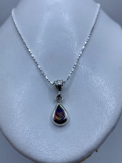 Detalle del Opalo de Fuego multicolor engastado a mano en plata .925