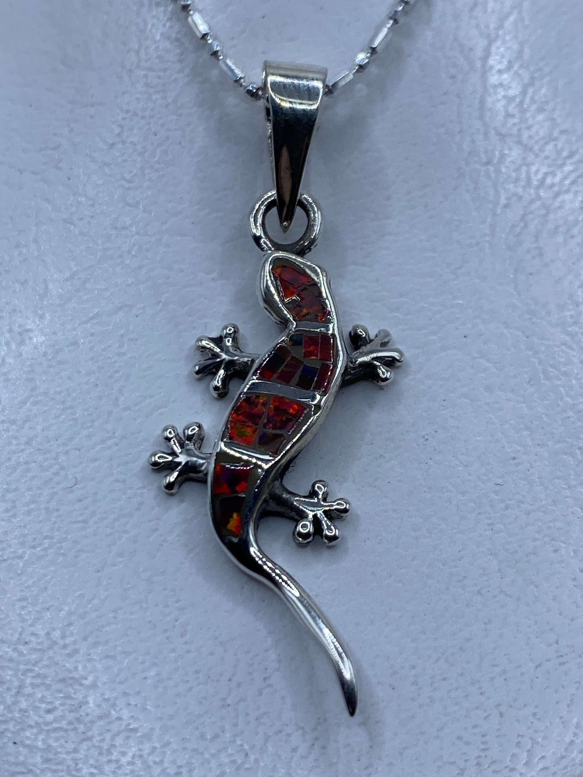Dije de plata .950 en forma de lagartija con ópalo de fuego multicolor engastado