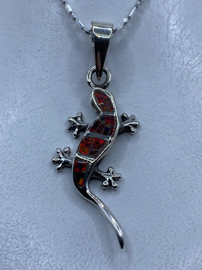 Dije de plata .950 en forma de lagartija con ópalo de fuego multicolor engastado