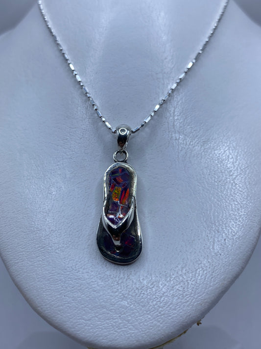 Detalle frontal del ópalo de fuego morado con reflejos púrpura y cálidos