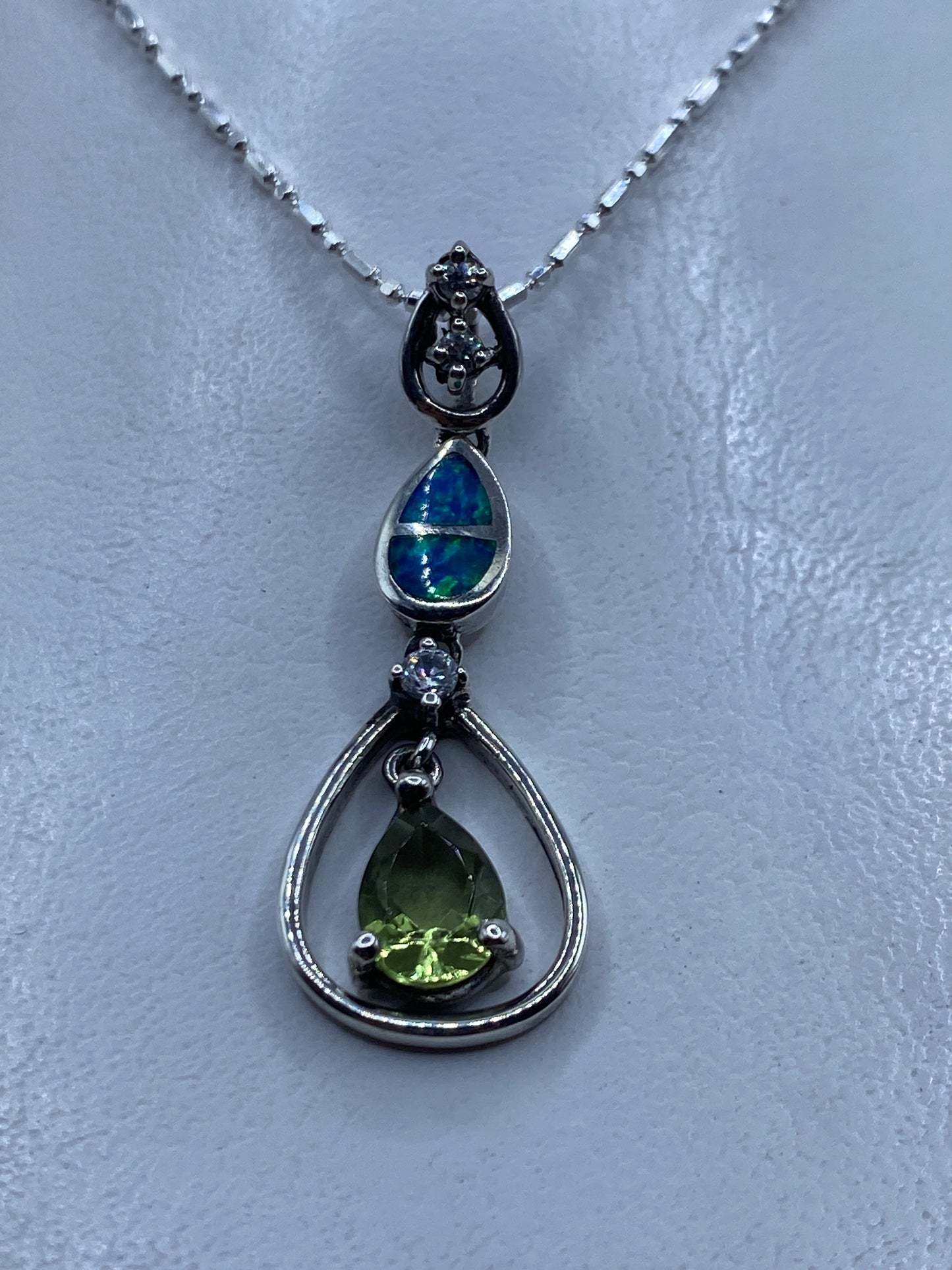 Dije de plata .925 con Ópalo de Fuego azul en cascada sobre cadena de plata