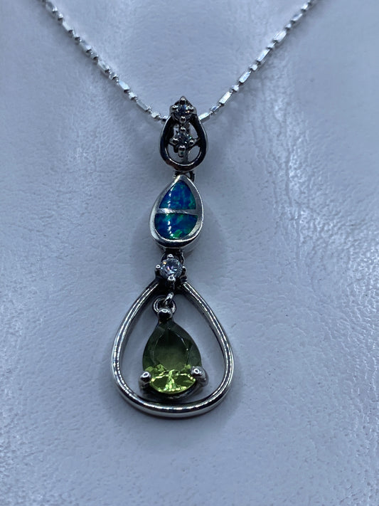 Dije de plata .925 con Ópalo de Fuego azul en cascada sobre cadena de plata
