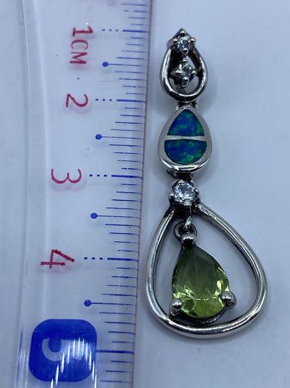 Dije de plata .925 con Quinto, mostrando el reflejode fuego del Ópalo de Fuego azul