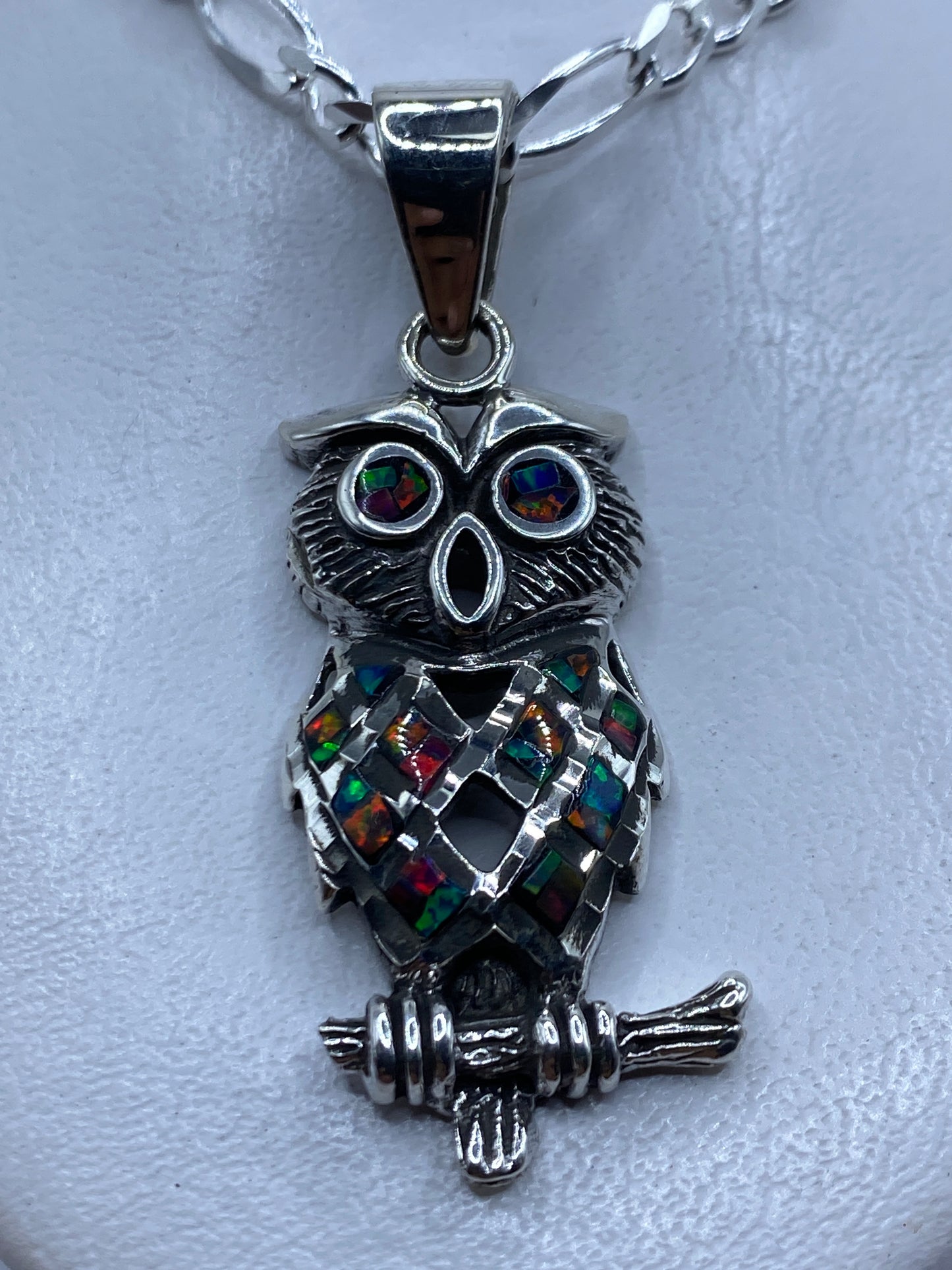 Dije de plata .950 con ópalo de fuego multicolor, 5.6 cm de largo, en cadena plateada