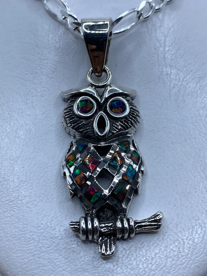 Dije de plata .950 con ópalo de fuego multicolor, 5.6 cm de largo, en cadena plateada