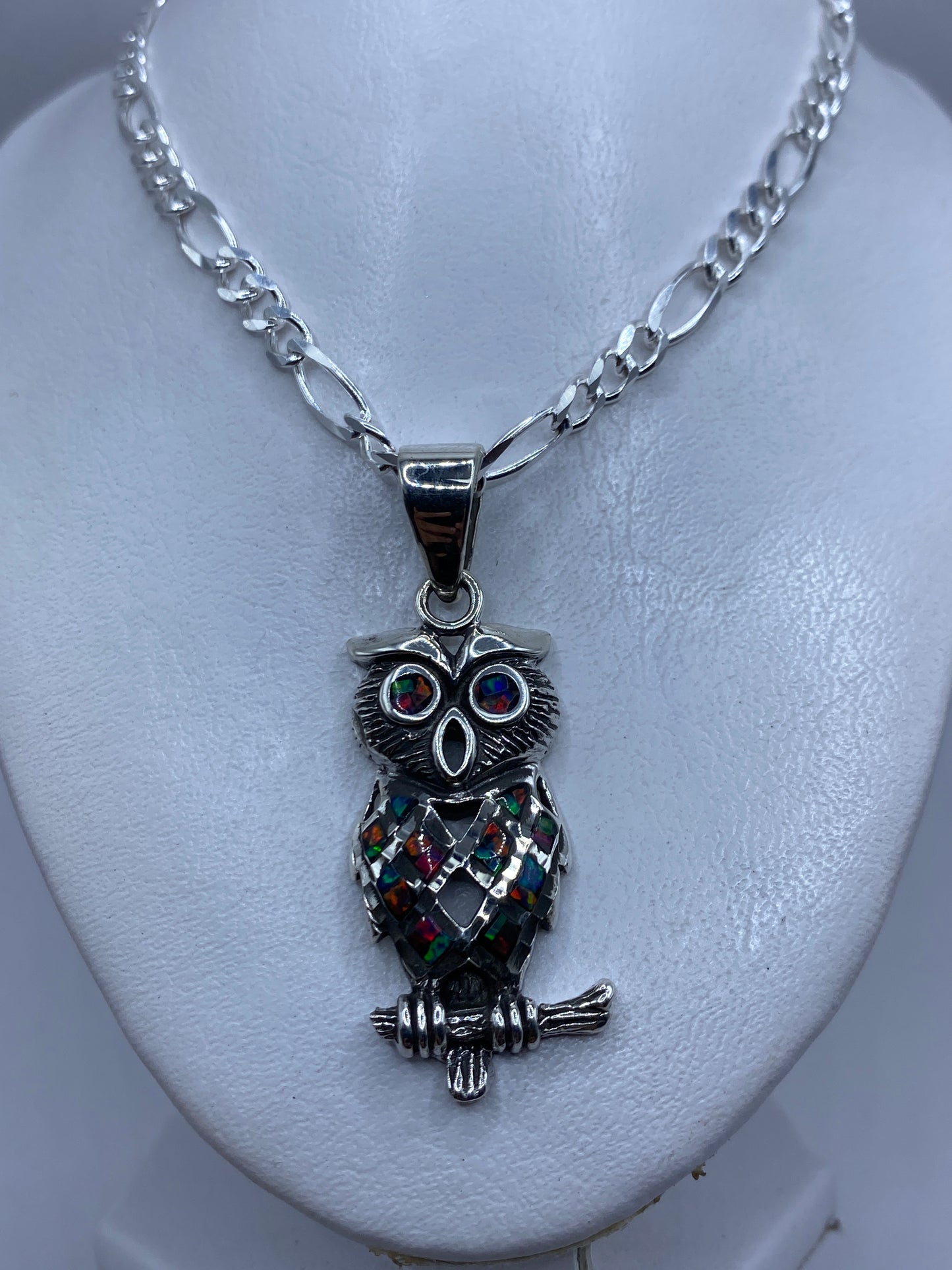Detalle del engaste a mano y la incrustación de piedra en plata pura