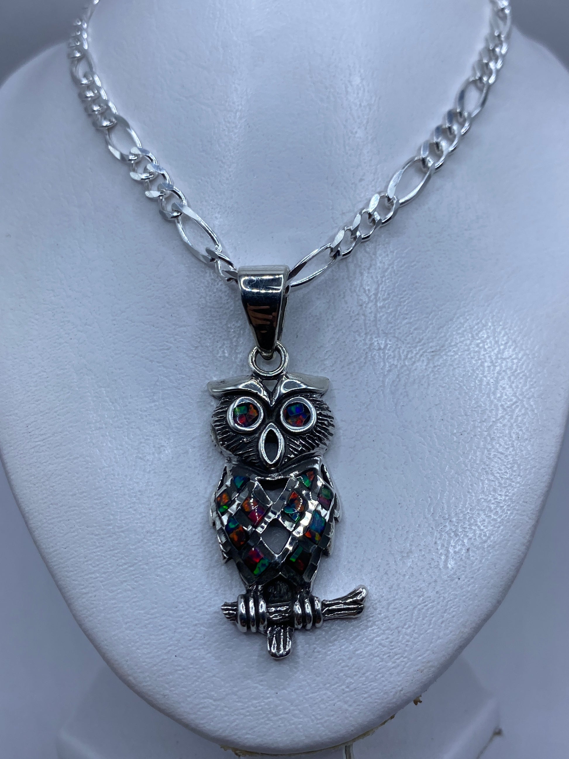 Detalle del engaste a mano y la incrustación de piedra en plata pura