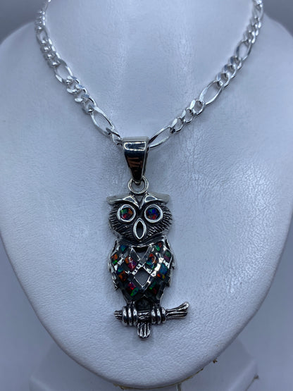 Detalle del engaste a mano y la incrustación de piedra en plata pura