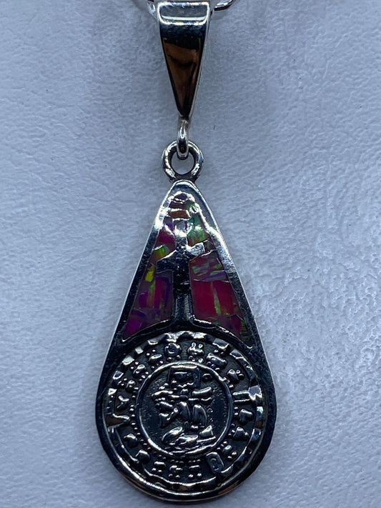 Dije de plata .950 con ópalo de fuego rosa e inscripción de zodiaco prehispánico azteca
