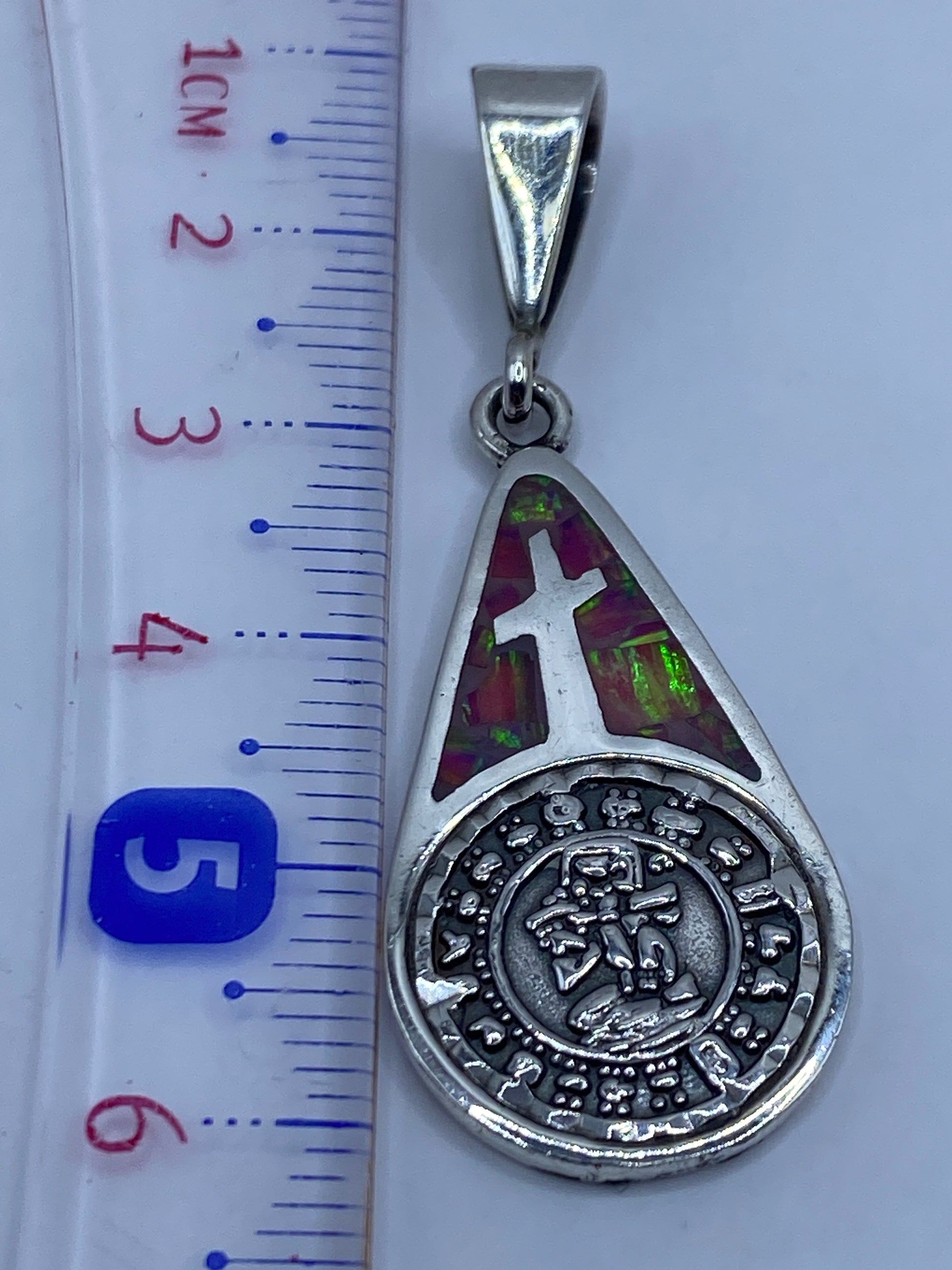 Reverso del dije mostrando el Quinto de plata .950 y marca de procedencia México