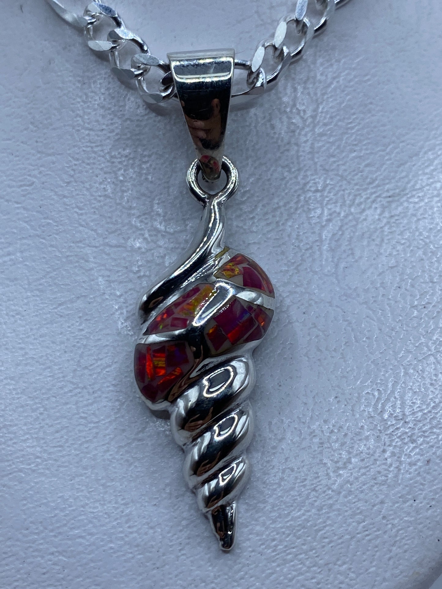 Dije en espiral de plata .950 con ópalo de fuego rosa, colgado de cadena plateada