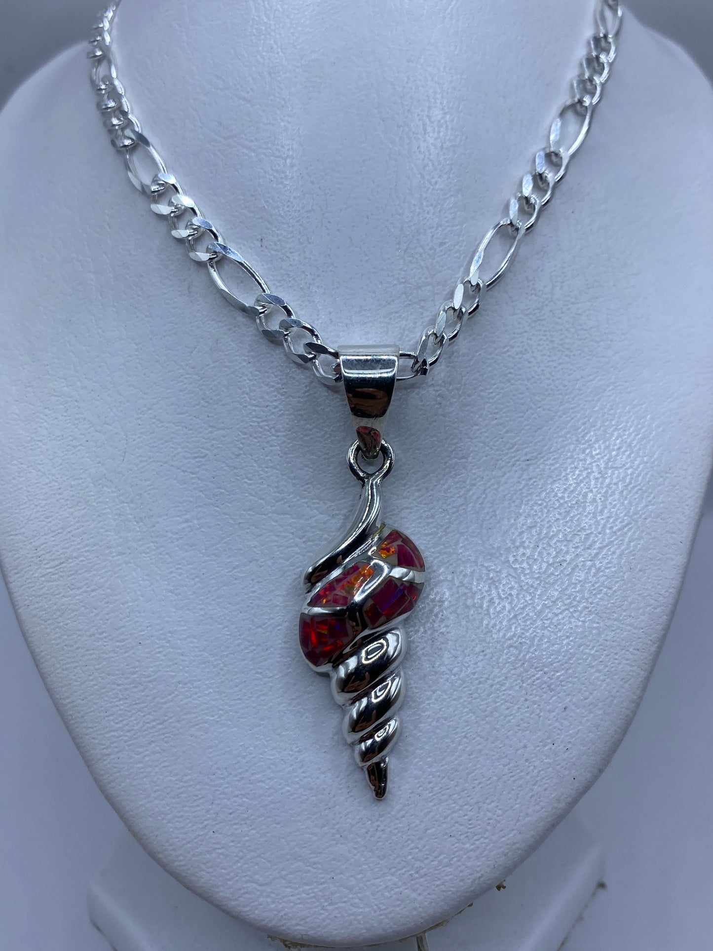 Detalle del ópalo de fuego rosa incrustado en la espiral de plata .950