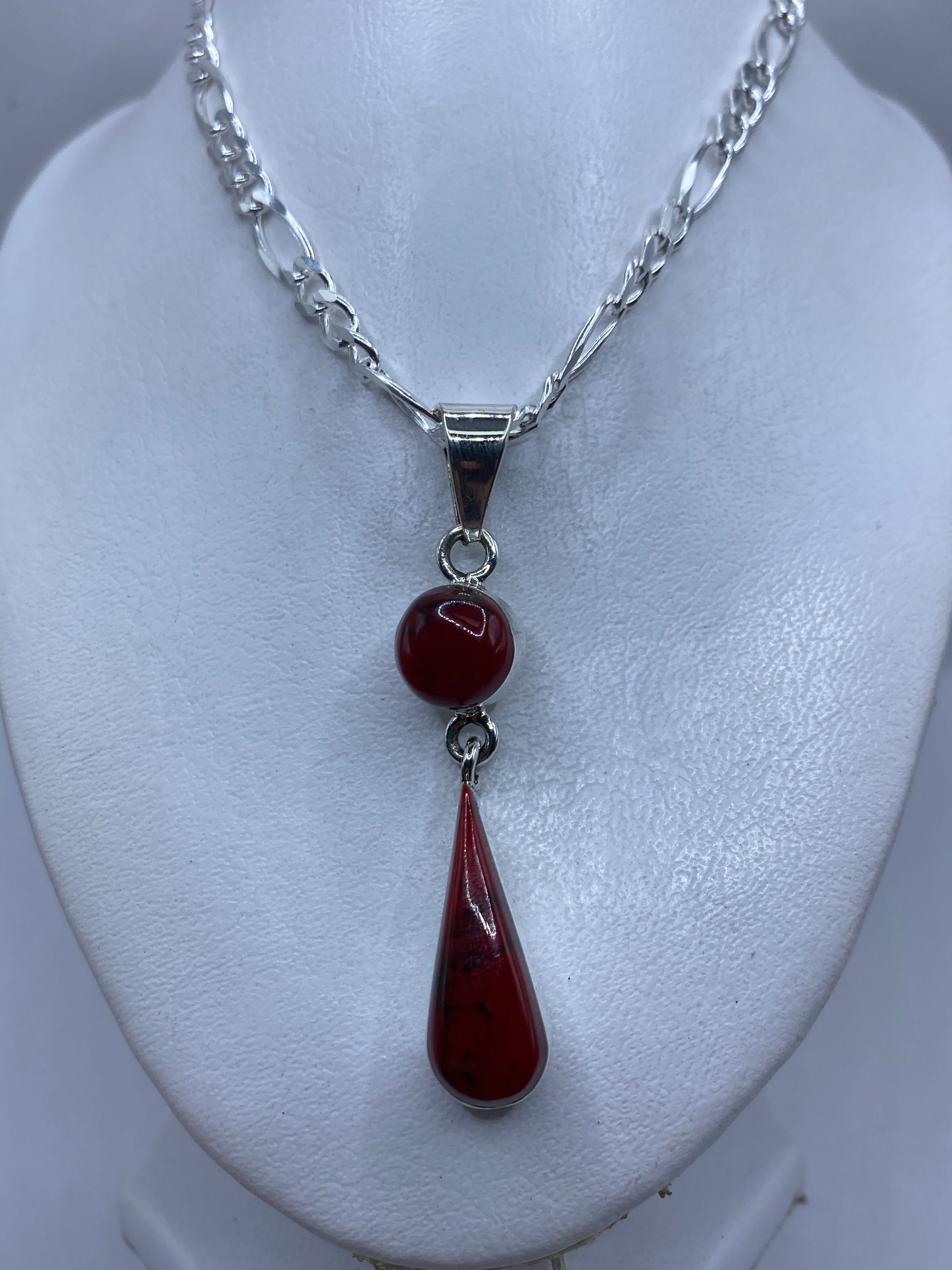 Detalle del coral rojo pulido en el dije de plata .950