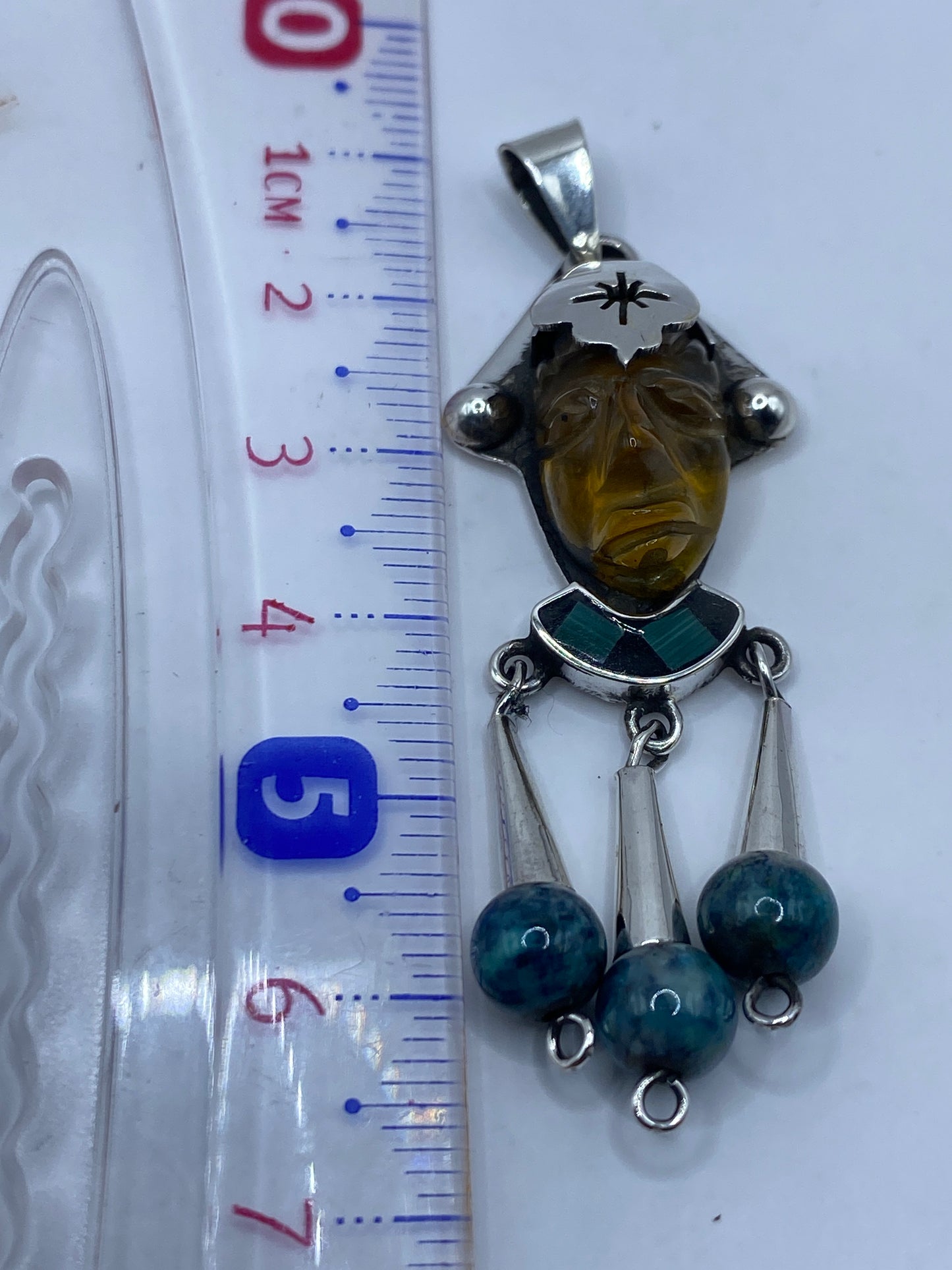 Dije en escala con regla de centímetros, confirmando 6.7 cm de largo total