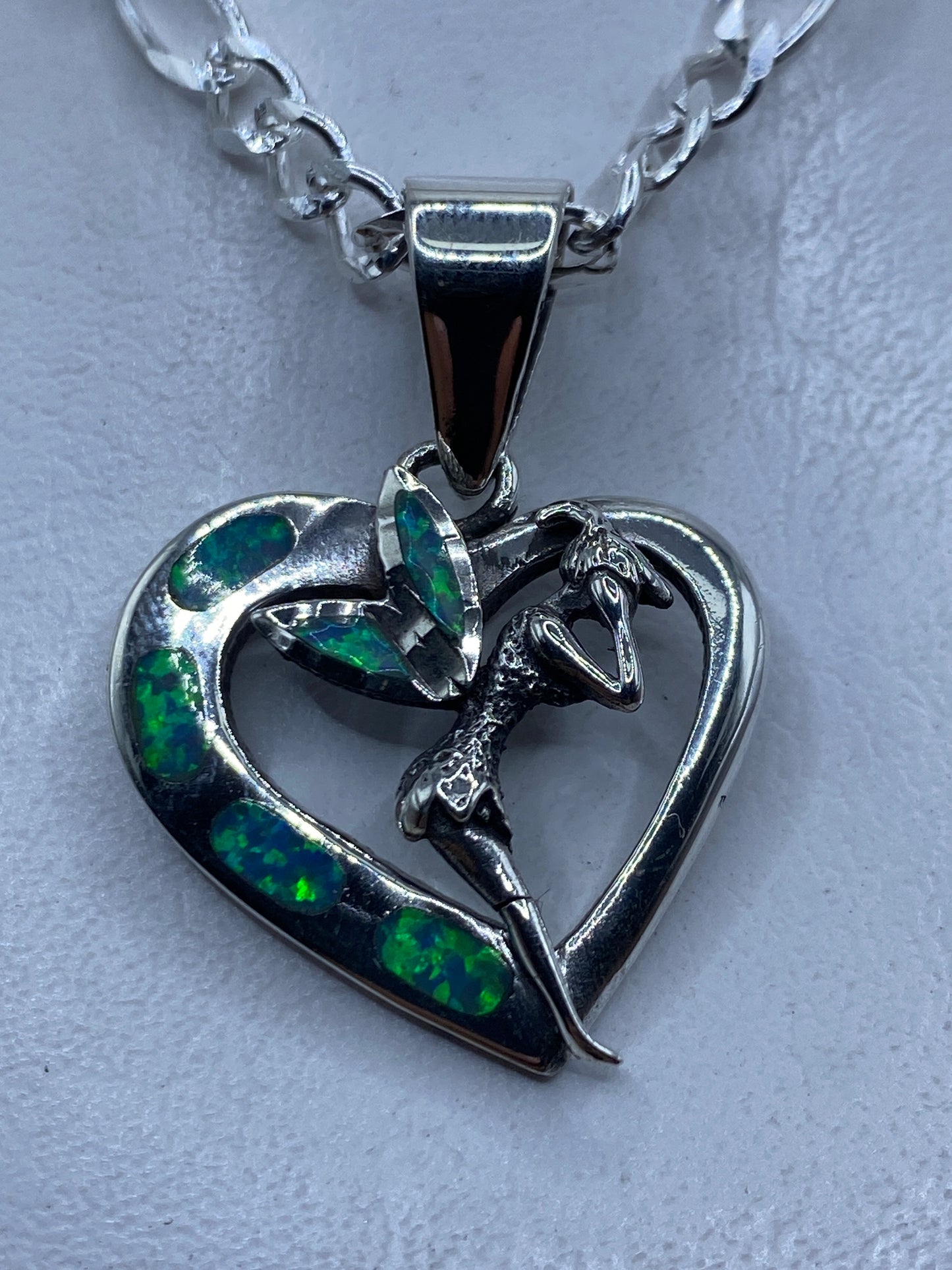 Dije de corazón en plata .950 con Ópalo de Fuego azul cielo, colgando de una cadena de plata