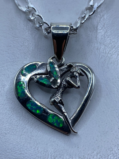 Dije de corazón en plata .950 con Ópalo de Fuego azul cielo, colgando de una cadena de plata