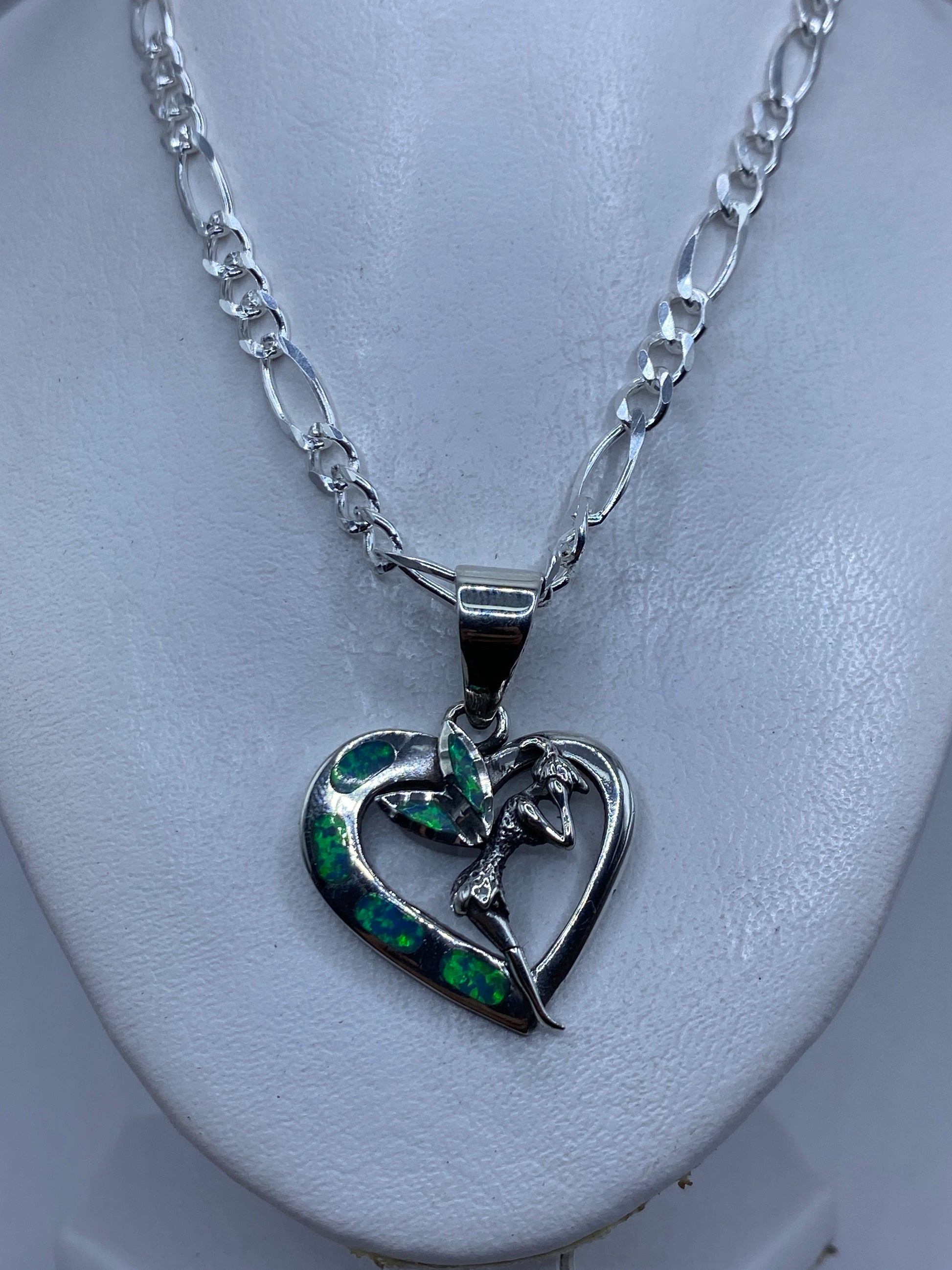 Dije de corazón en plata .950 de Taxco sobre una regla mostrando su tamaño real de 4.3 cm
