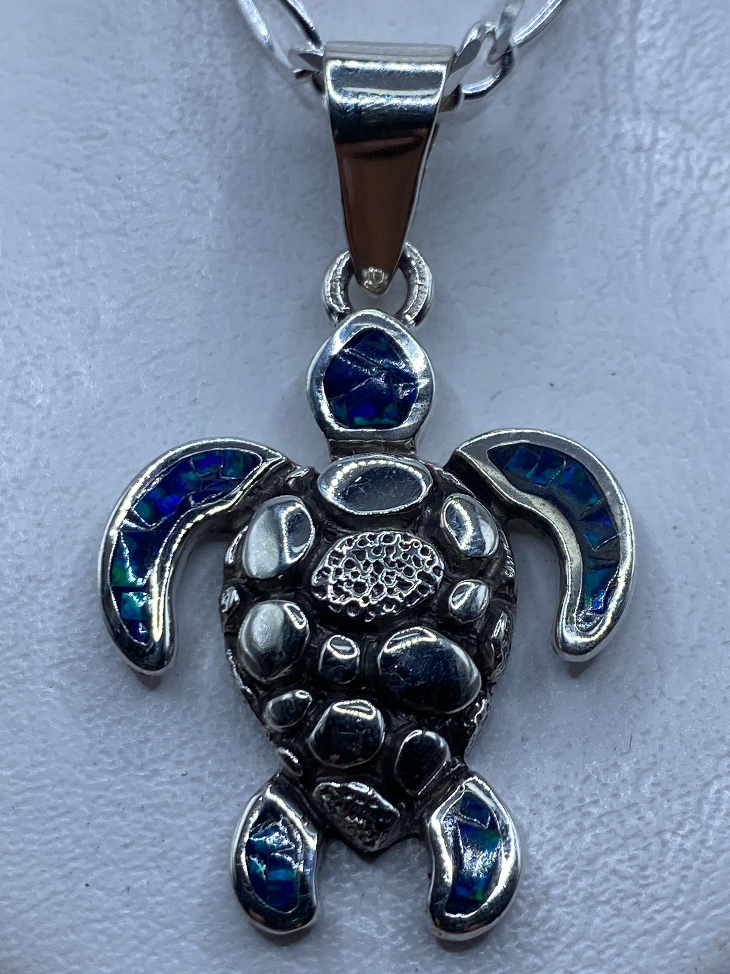 Dije tortuga en plata .950 con ópalo de fuego azul profundo, vista frontal
