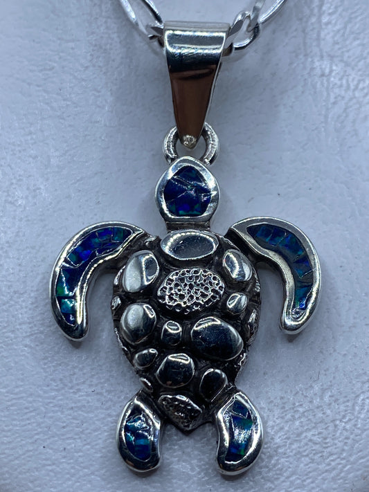 Dije tortuga en plata .950 con ópalo de fuego azul profundo, vista frontal