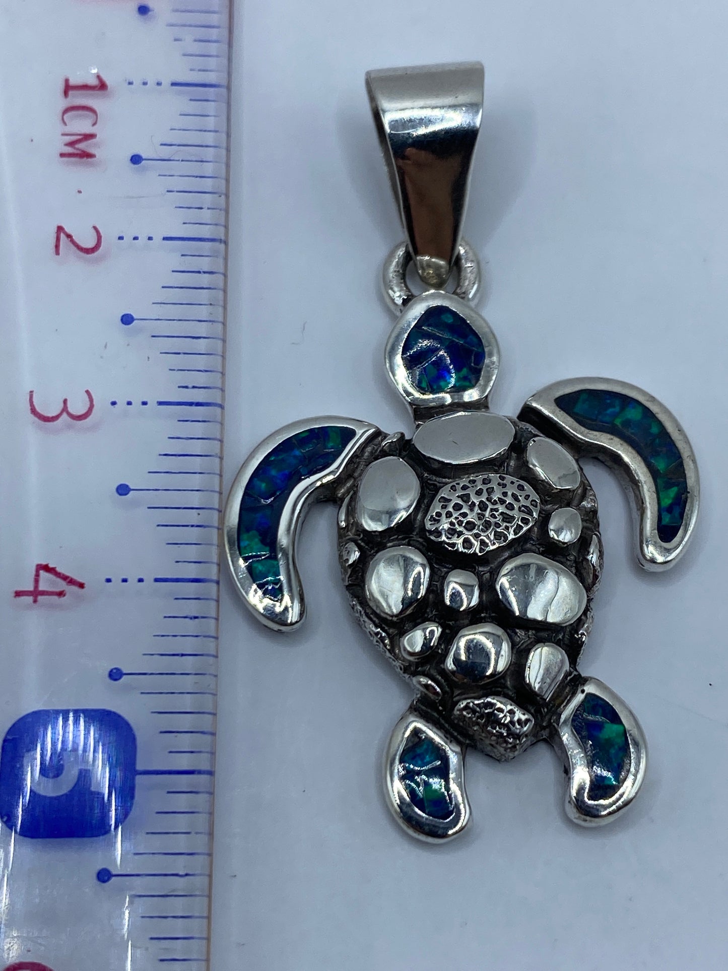 Dije tortuga pesa 8.9 g, mostrado en báscula de precisión con certificado