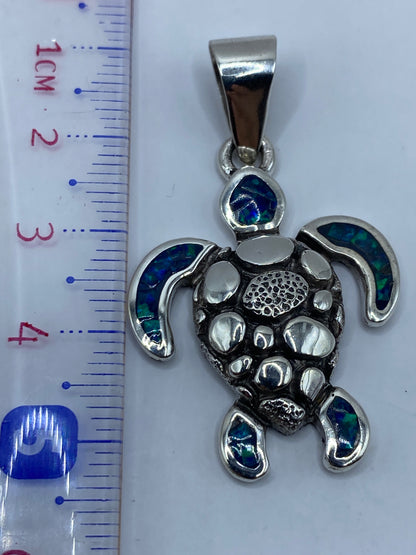 Dije tortuga pesa 8.9 g, mostrado en báscula de precisión con certificado