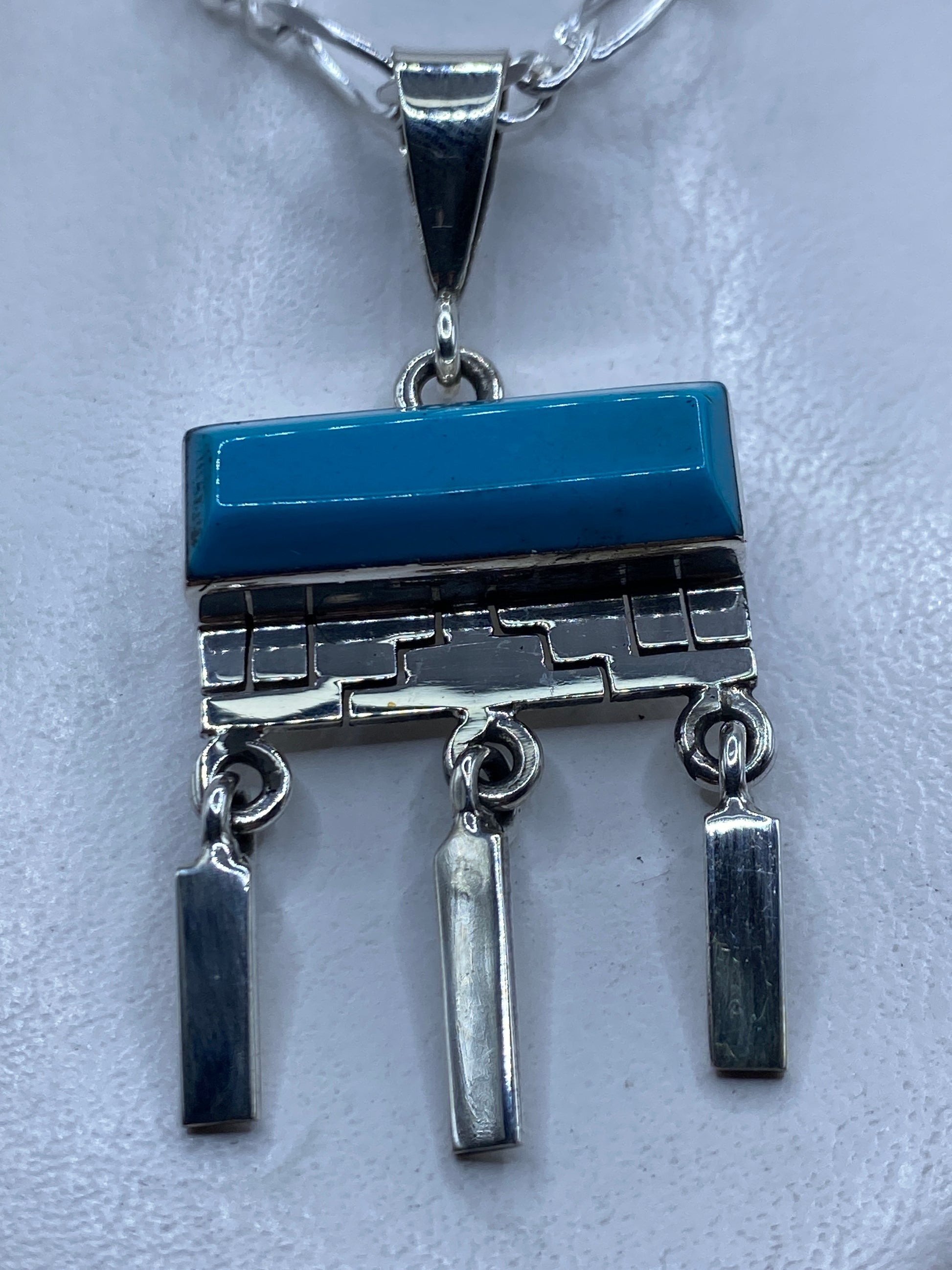 Dije de plata .950 con turquesa azul engastada en diseño geométrico de Taxco, largo 6 cm