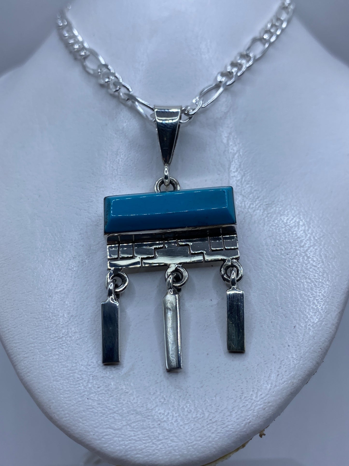 Detalle de la turquesa azul natural incrustada en plata, mostrando el trabajo a mano