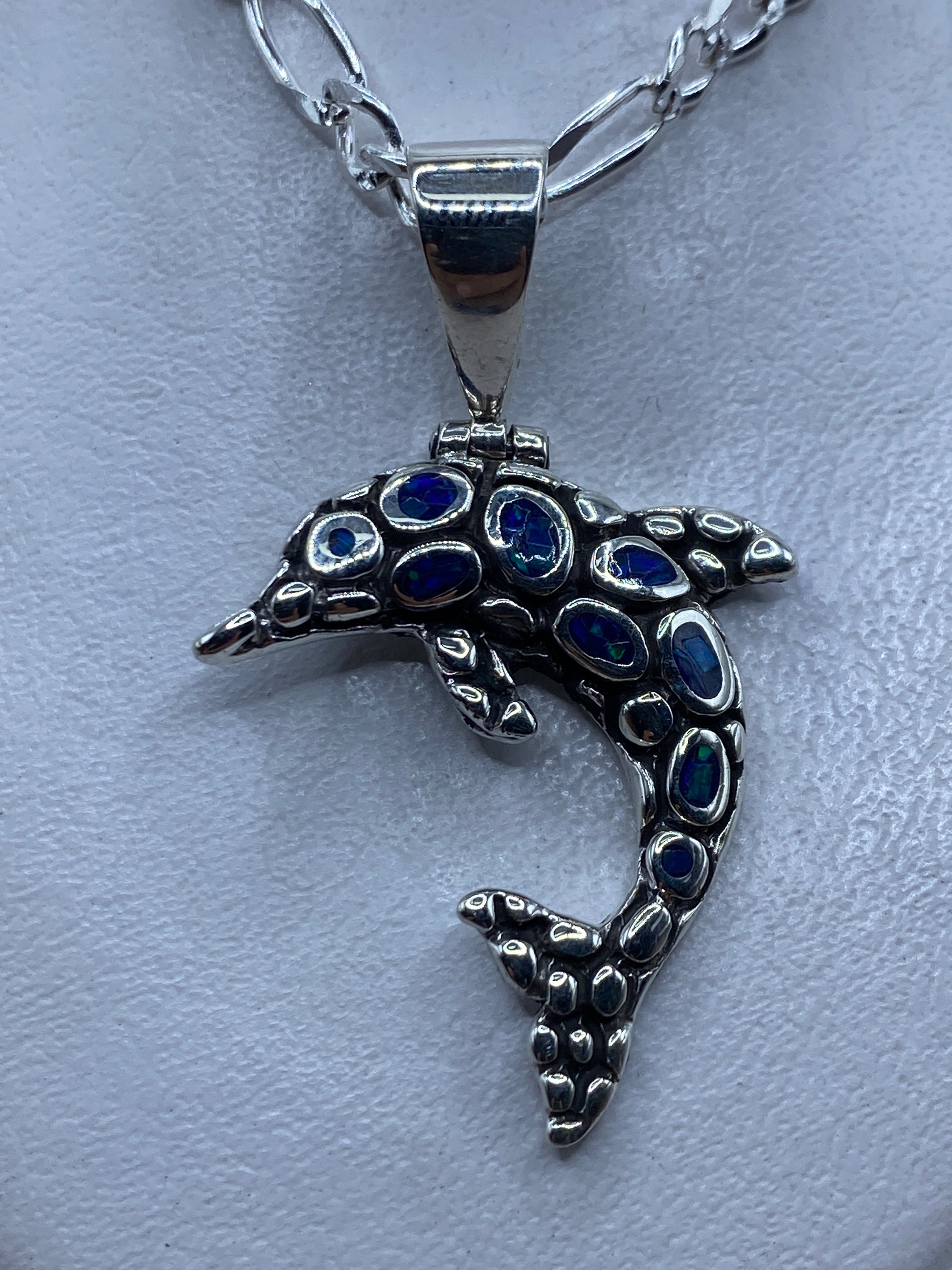 Dije delfín de plata .950 con Ópalo de Fuego azul en cadena de eslabones, visto de frente