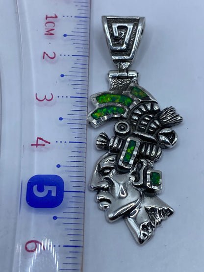 Dije de 5.7 cm sobre escala de medida mostrando el tamaño real