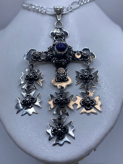Detalle de la cruz de Taxco mostrando el engaste artesanal de la piedra azul en el centro