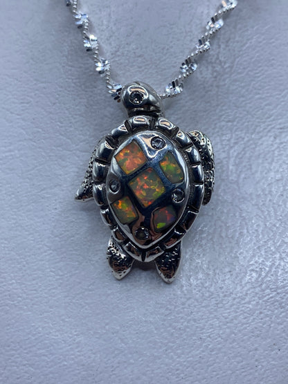 Dije tortuga de plata .925 con ópalo de fuego multicolor en cadena de plata