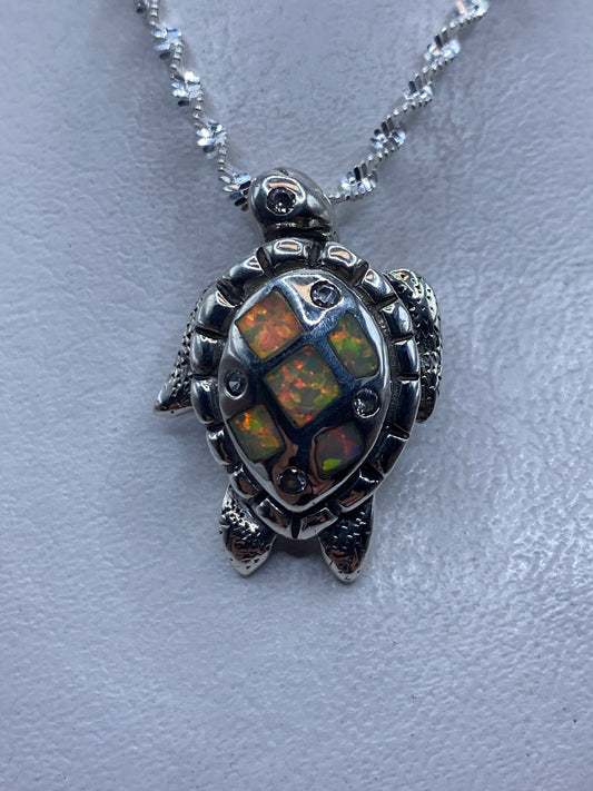 Dije tortuga de plata .925 con ópalo de fuego multicolor en cadena de plata