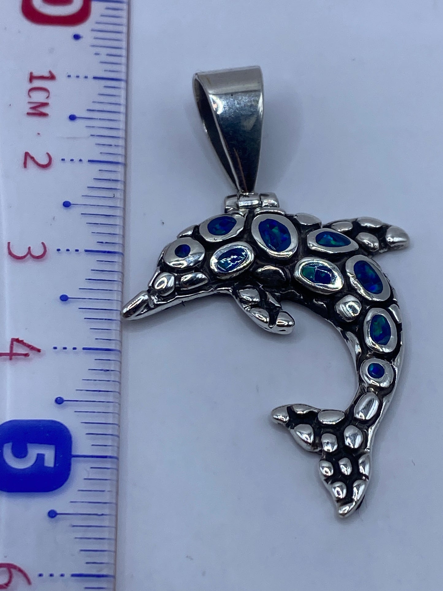 Reverso del dije de ópalo con acabado pulido y marca de Quinto .950