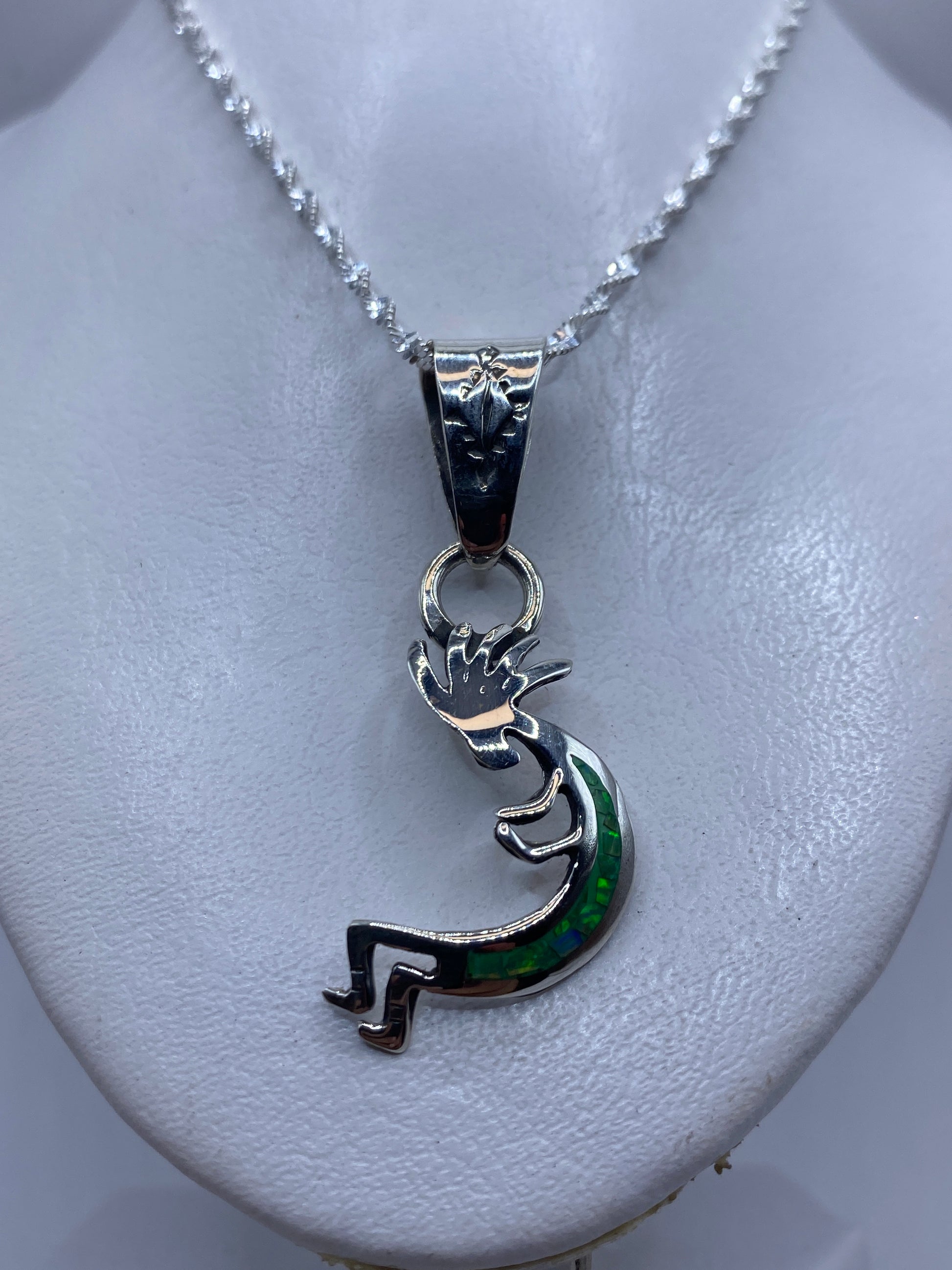 Detalle del ópalo de fuego con tonos verde y cálido incrustado en plata .925