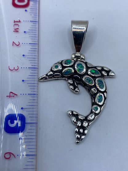Dije delfín sobre regla: 6.5 cm de largo, peso 6 g, plata .950