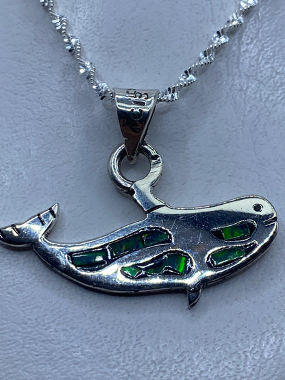 Dije de plata con ópalo de fuego verde engastado, colgando de cadena plateada