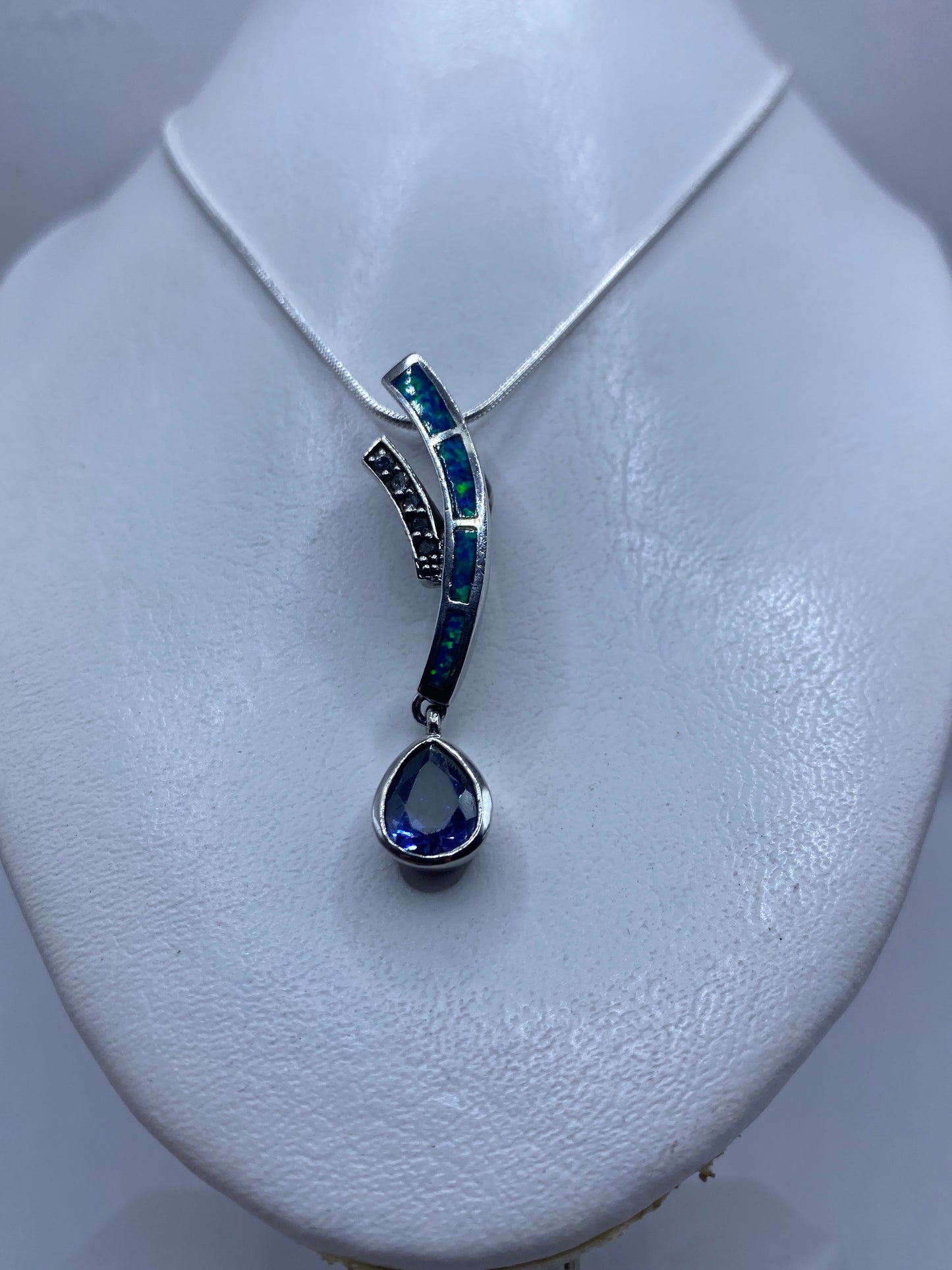Detalle del ópalo de fuego azul engastado en plata .925