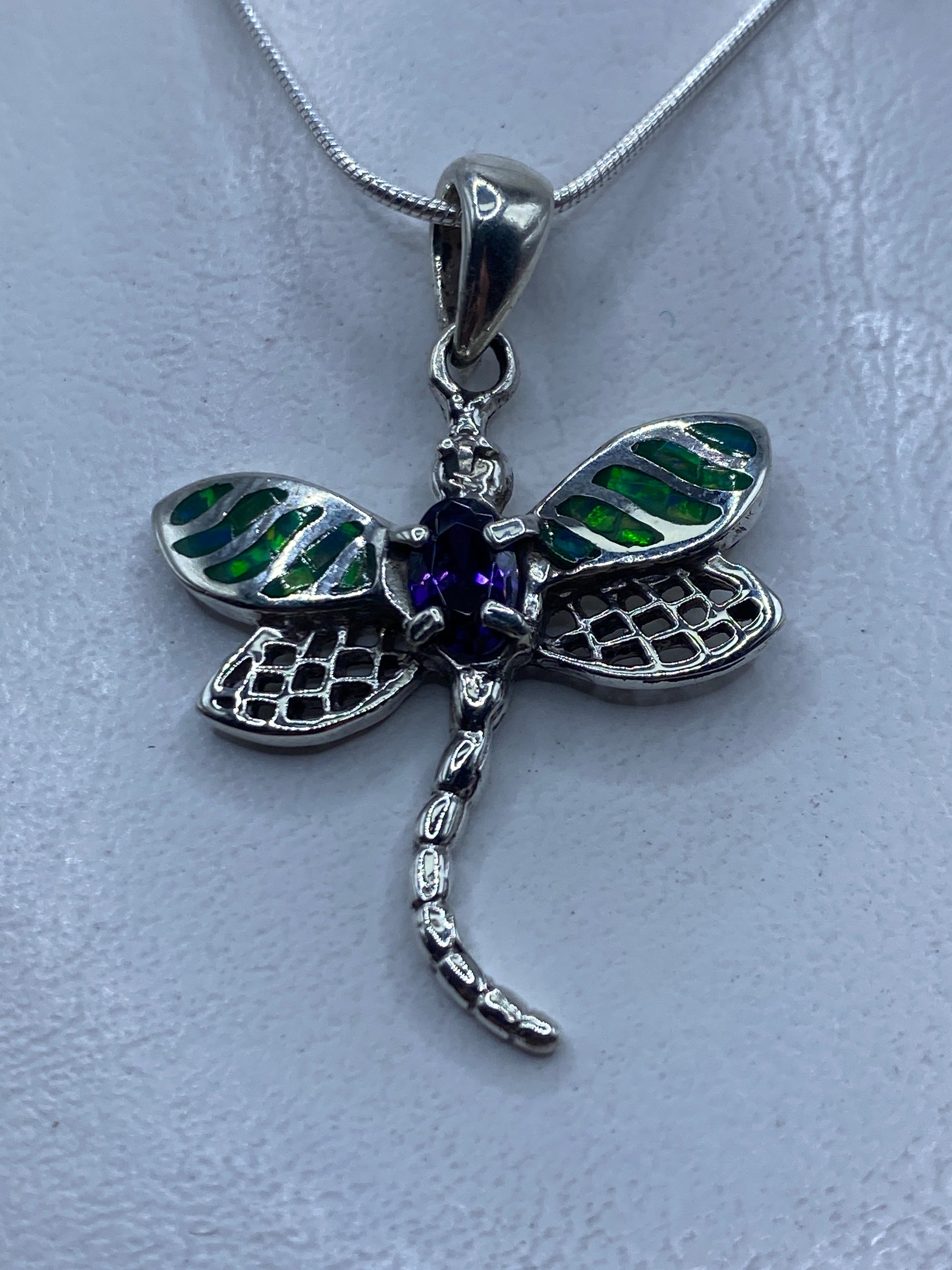 Dije libélula de plata .950 con Ópalo de Fuego verde limón sobre cadena de serpiente
