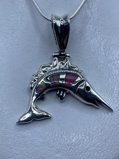 Dije de plata .950 con forma de pez y Ópalo de Fuego rosa engastado, colgado en cadena