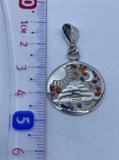 Reverso del dije mostrando el Quinto .925 grabado en la plata