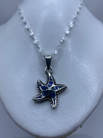 Detalle de la estrella marina mostrando los pétalos granulados y el ópalo azul en el centro