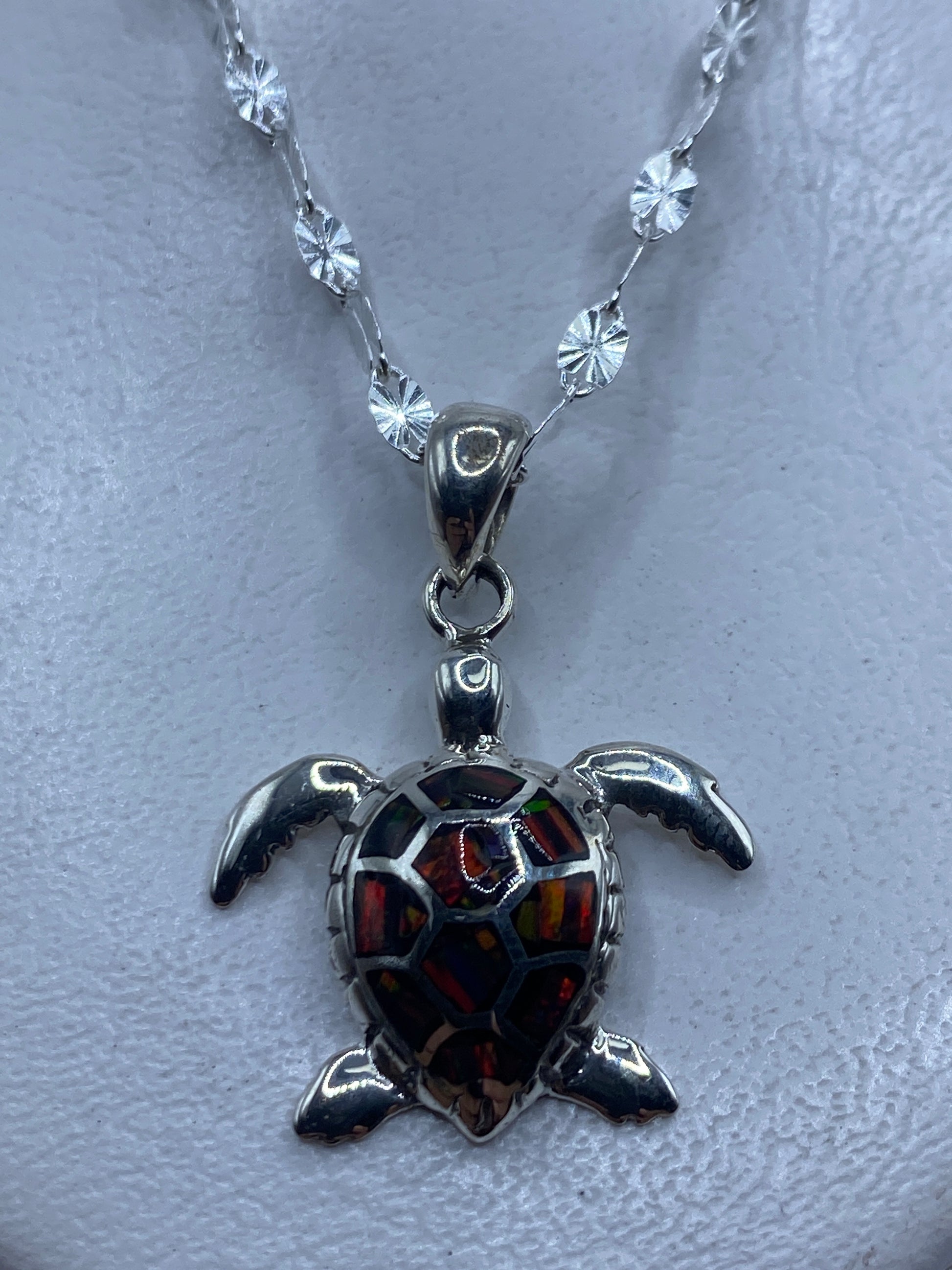 Dije de tortuga marina en plata .950 con ópalo de fuego multicolor engastado, colgado de cadena con beads de plata
