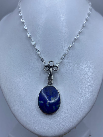 Detalle del aro de plata y el engaste de la piedra