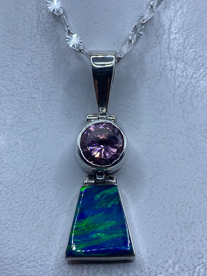 Dije de plata .950 con Ópalo de Fuego azul engastado a mano, mostrando el fuego azul de la piedra