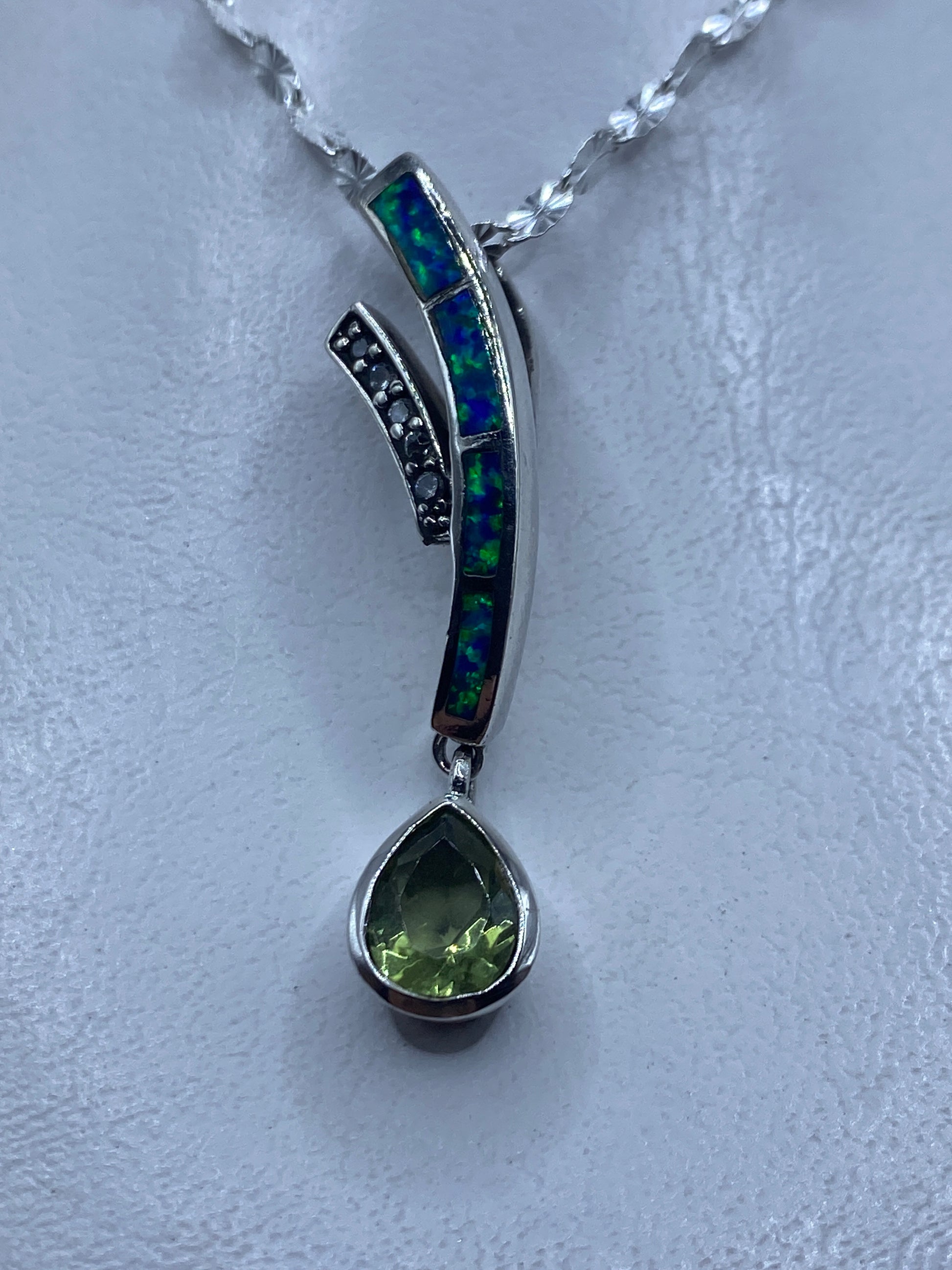 Dije de plata .925 con Ópalo de Fuego azul de 4.6 cm colgado en collar de cadena plateada