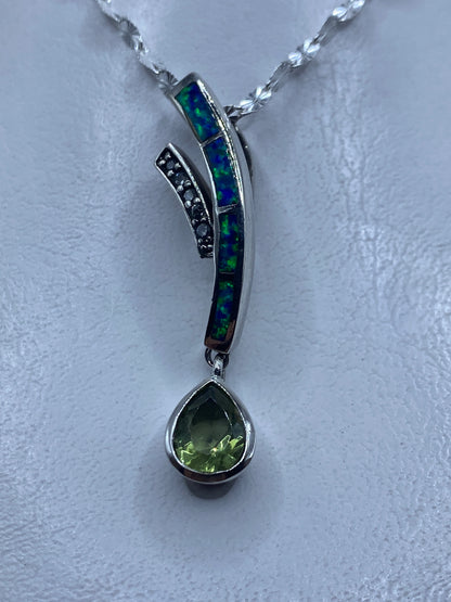 Dije de plata .925 con Ópalo de Fuego azul de 4.6 cm colgado en collar de cadena plateada