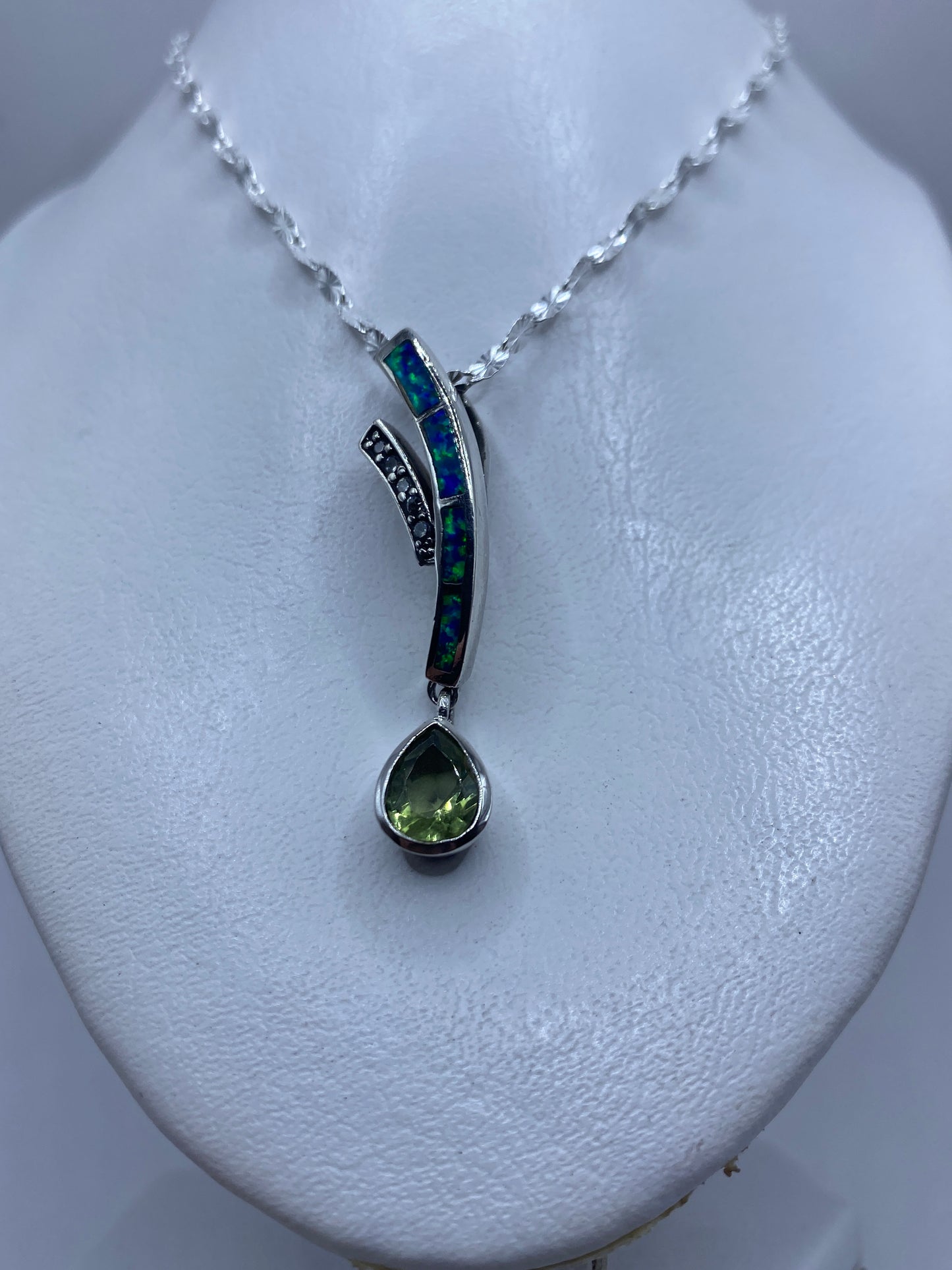 Detalle del Ópalo de Fuego azul engastado a mano en plata en el dije
