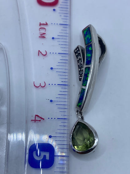 Dije sobre la piel mostrando el tamaño real de 4.6 cm y el tono azul del Ópalo