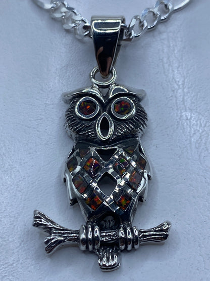 Dije de plata .950 en calado étnico con incrustación de piedra, largo 5.6 cm, sobre cadena de eslabones