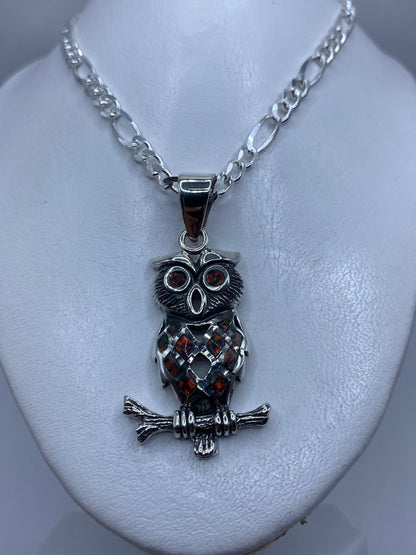 Detalle del reverso del dije con incrustación de piedra y grabado a mano